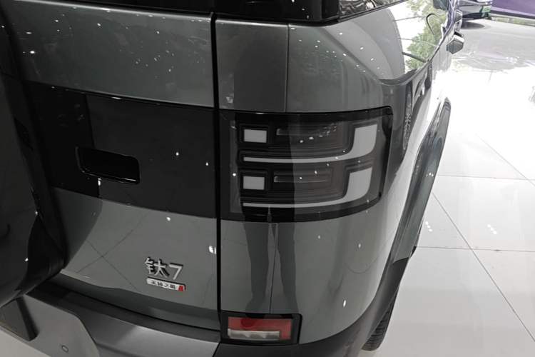 Used Formula Leopard Titanium 7 2025 Model 190 km Four-Wheel Drive Ultra Edition Right Rear Taillight