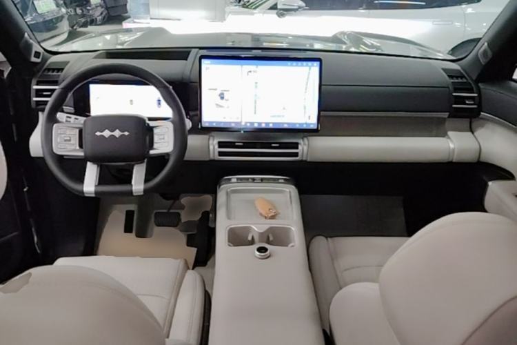 Used Formula Leopard Titanium 7 2025 Model 190 km Four-Wheel Drive Ultra Edition Center Console