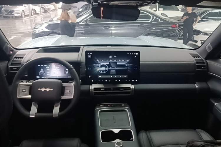 Used Formula Leopard Titanium 7 2025 Model 190 km Four-Wheel Drive Ultra Edition Center Console