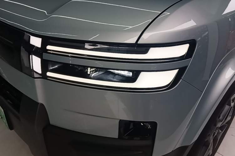 Used Formula Leopard Titanium 7 2025 Model 190 km Four-Wheel Drive Ultra Edition Left Front Headlight
