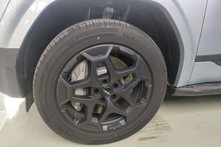 Used Formula Leopard Titanium 7 2025 Model 190 km Four-Wheel Drive Ultra Edition Left Front Wheel Hub