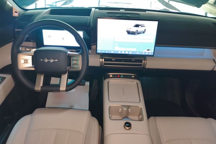Used Formula Leopard Titanium 7 2026 Model EV 675KM Rear-Drive Flash-Charging Edition Center Console