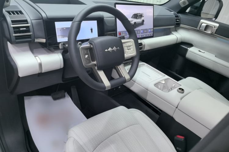 Used Formula Leopard Titanium 7 2026 Model EV 675KM Rear-Drive Flash-Charging Edition Interior 8