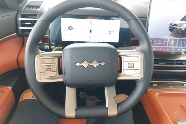 Used Formula Leopard Titanium 7 2026 Model EV 675KM Rear-Drive Flash-Charging Edition Steering Wheel