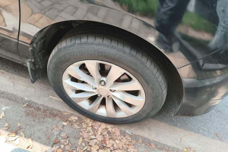 Used FORTHING CM7 2014 2.4L Manual Executive Model Right Front Wheel Hub
