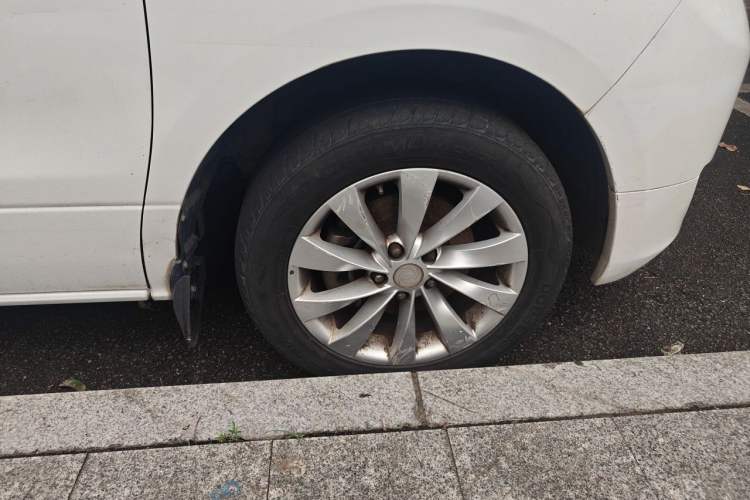 Used FORTHING CM7 2014 2.4L Manual Executive Model Right Front Wheel Hub