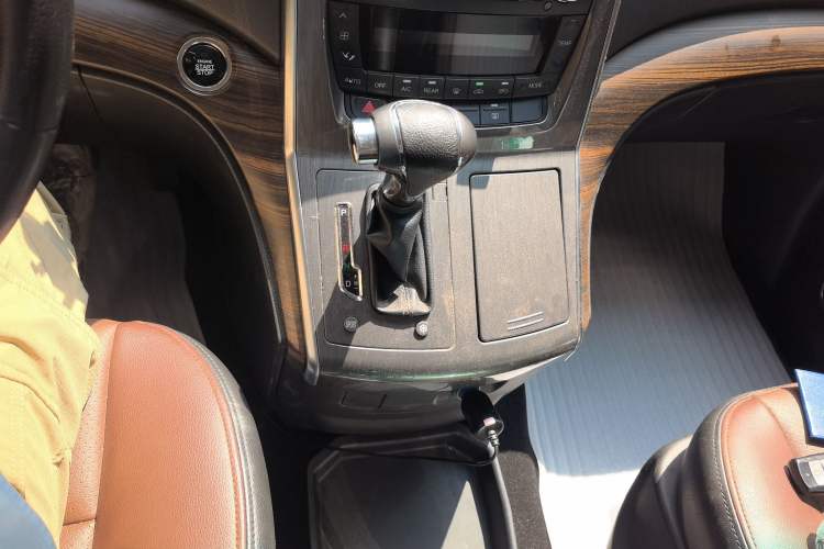 Used FORTHING CM7 2016 2.0T Automatic Luxury Edition Gear Lever