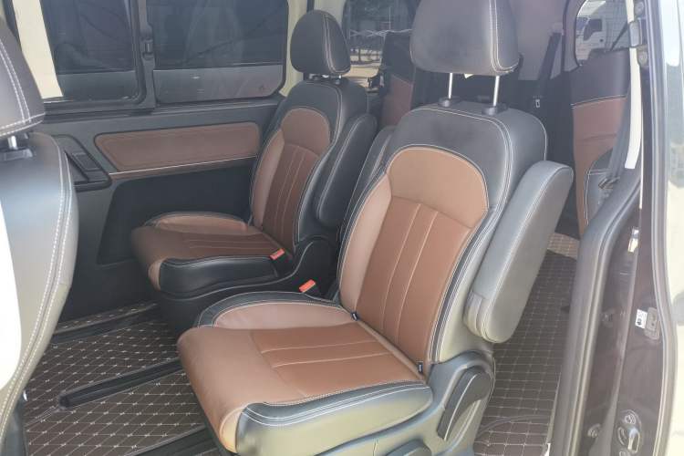 Used FORTHING F600 2016 F600L 2.0L Deluxe Model Interior 6