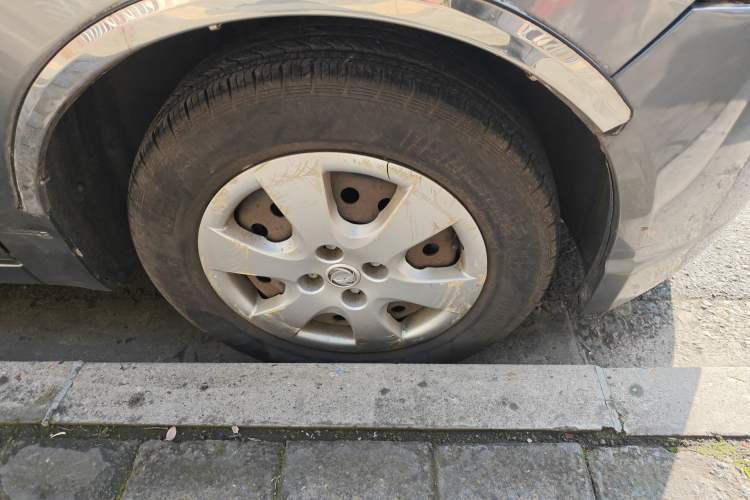 Used FORTHING Joyear 2012 XL 1.5L Manual Comfort Model Right Front Wheel Hub