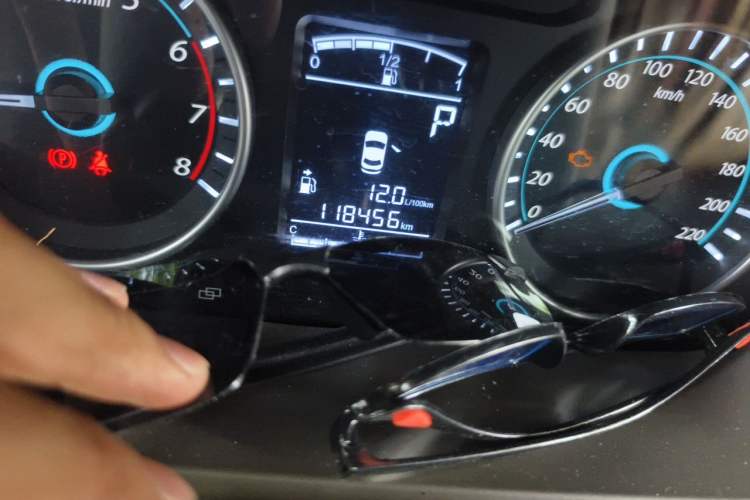 Used FORTHING Joyear S50 2016 1.6L CVT Luxury Model Odometer Close Up