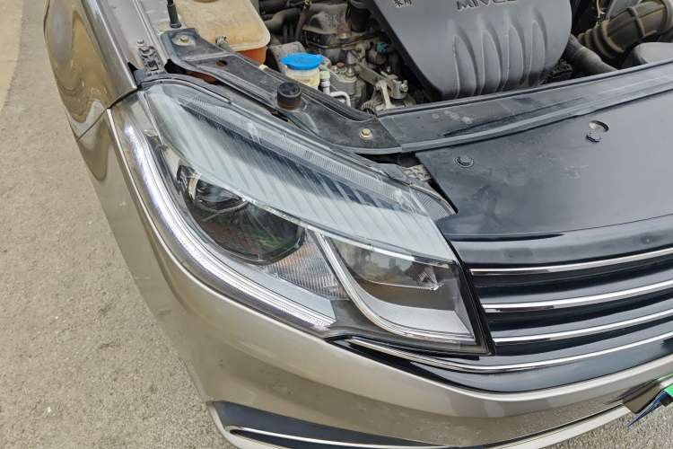 Used FORTHING Joyear S50 2017 1.6L CVT Luxury Model Right Front Headlight
