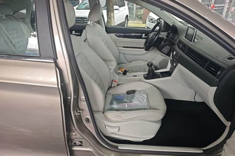 Used FORTHING Joyear S50 2017 2.0L Manual Luxury Version Right Front Seat