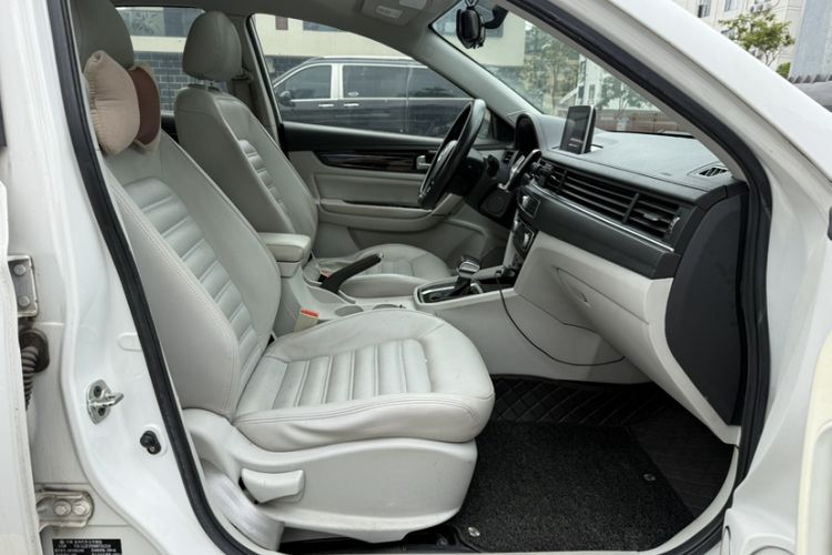 Used FORTHING Joyear S50 2017 1.6L CVT Luxury Model Interior 10