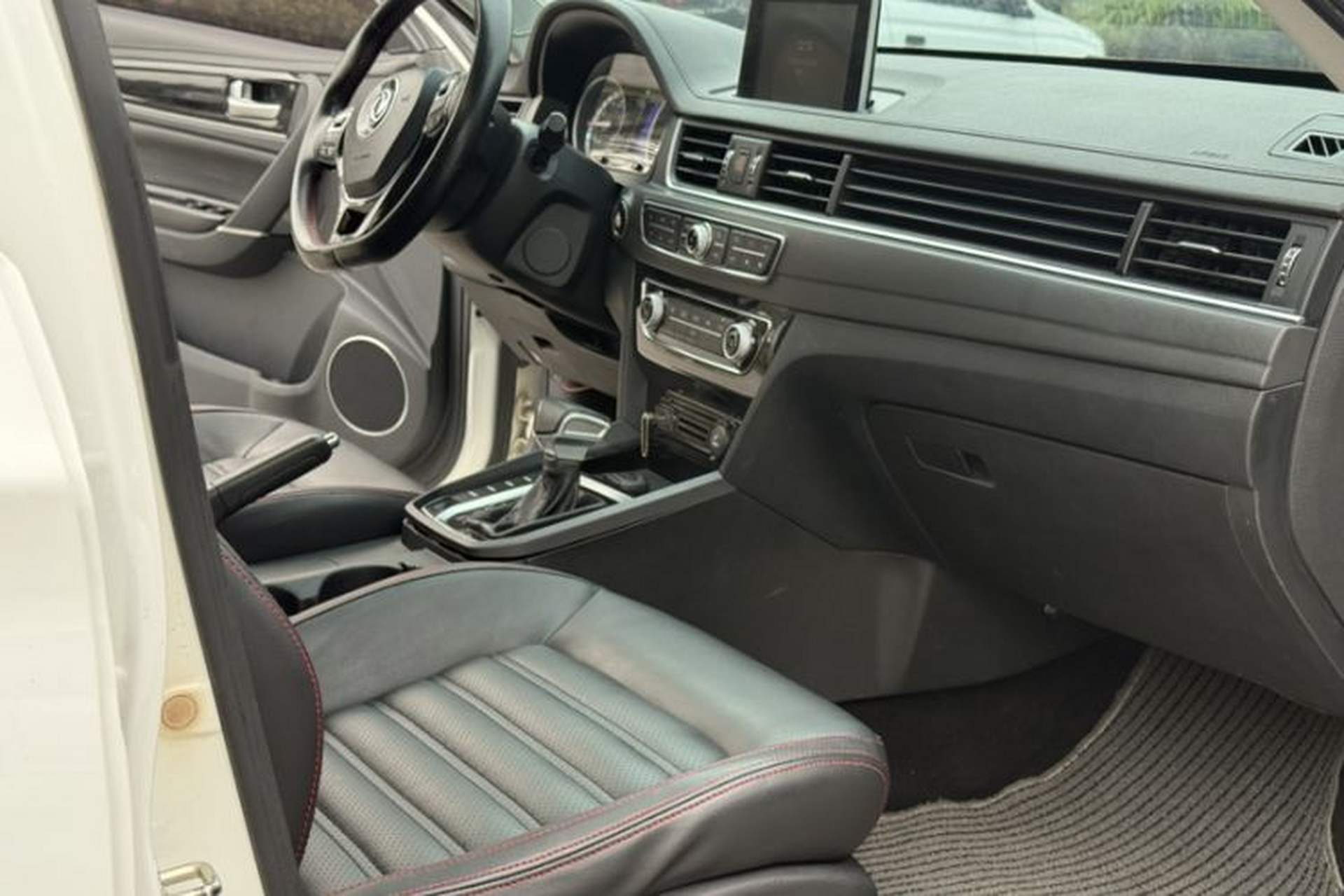 Used FORTHING Joyear S50 2017 1.6L CVT Luxury Model Interior 3