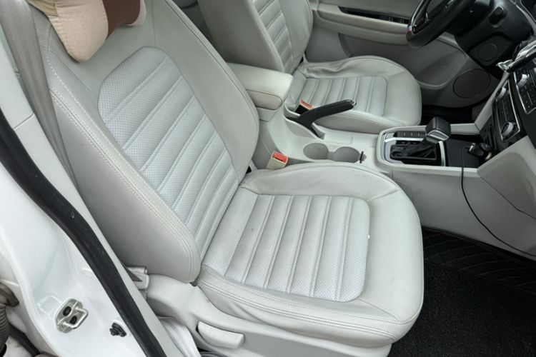 Used FORTHING Joyear S50 2017 1.6L CVT Luxury Model Interior 9