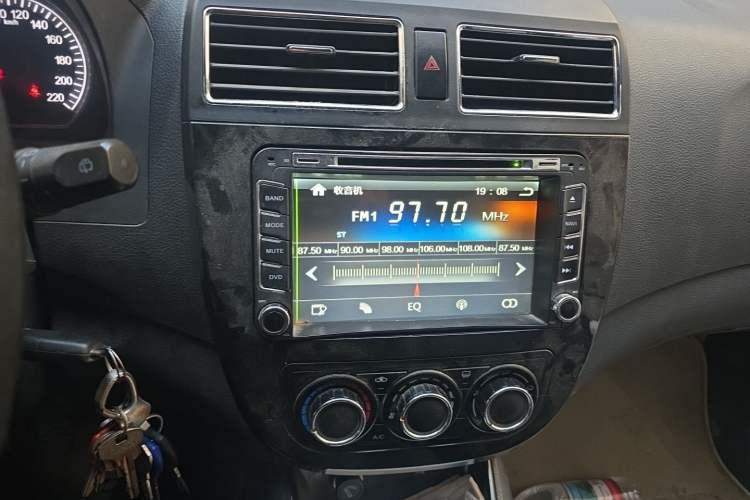 Used FORTHING Joyear X5 2013 1.6L Manual Luxury Model China IV Standard Audio And AC Panel