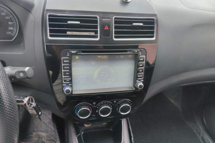 Used FORTHING Joyear X5 2013 1.6L Manual Luxury Model China IV Standard Audio And AC Panel