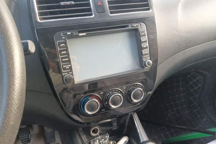Used FORTHING Joyear X5 2013 1.6L Manual Luxury Model China IV Standard Audio And AC Panel