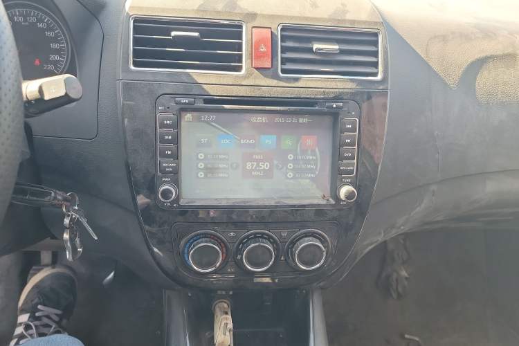 Used FORTHING Joyear X5 2013 1.6L Manual Luxury Model China V Standard Audio And AC Panel