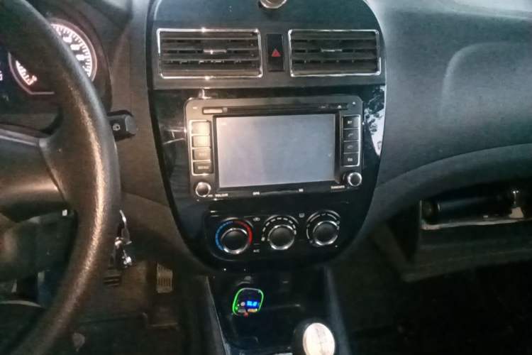 Used FORTHING Joyear X5 2013 1.6L Manual Luxury Model China V Standard Audio And AC Panel