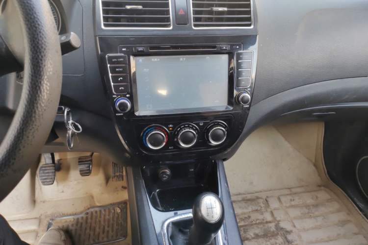 Used FORTHING Joyear X5 2013 1.6L Manual Luxury Model China IV Standard Audio And AC Panel