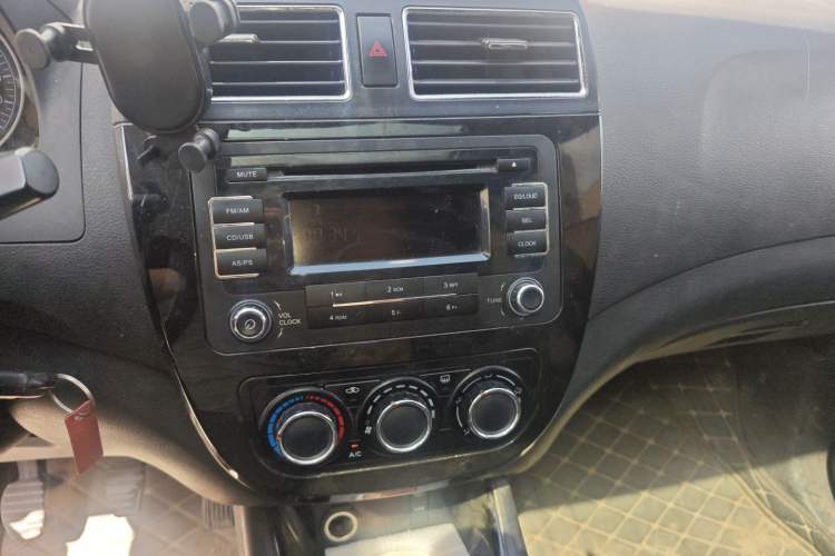 Used FORTHING Joyear X5 2013 1.6L Manual Luxury Model China V Standard Audio And AC Panel