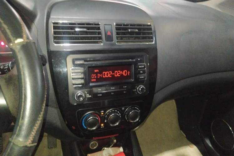 Used FORTHING Joyear X5 2013 1.6L Manual Luxury Model China IV Standard Audio And AC Panel