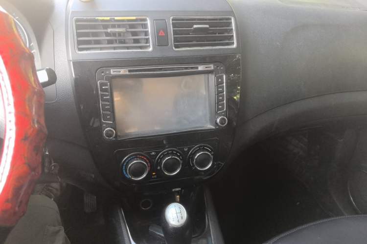 Used FORTHING Joyear X5 2013 1.6L Manual Luxury Model China IV Standard Audio And AC Panel
