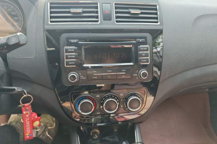 Used FORTHING Joyear X5 2013 1.6L Manual Luxury Model China IV Standard Audio And AC Panel