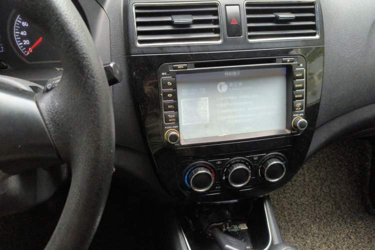 Used FORTHING Joyear X5 2013 1.6L Manual Luxury Model China IV Standard Audio And AC Panel