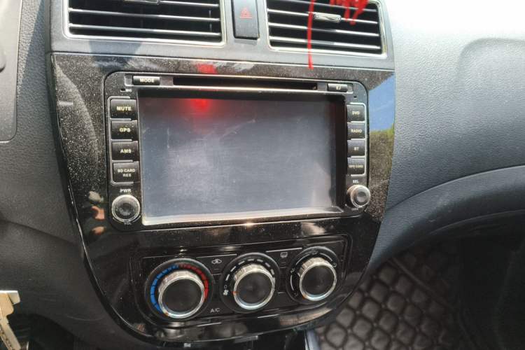 Used FORTHING Joyear X5 2013 1.6L Manual Luxury Model China IV Standard Audio And AC Panel