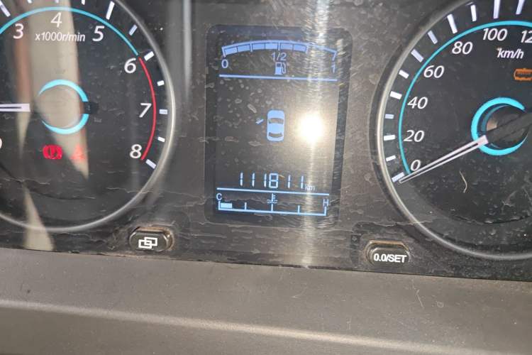 Used FORTHING Joyear X5 2013 1.8T Manual Luxury Model Odometer Close Up
