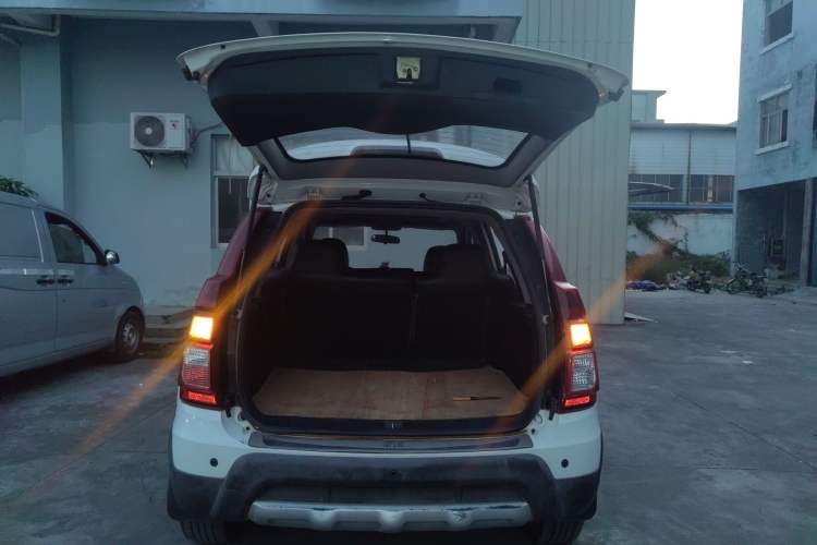 Used FORTHING Joyear X5 2013 1.6L Manual Luxury Model China IV Standard Trunk