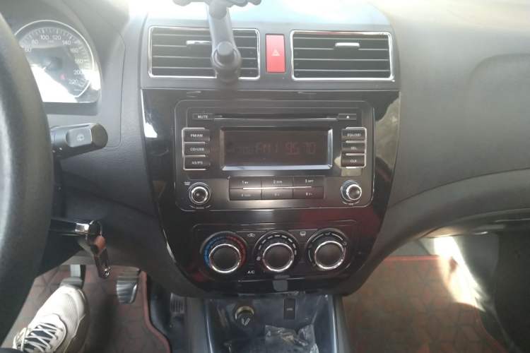 Used FORTHING Joyear X5 2013 1.6L Manual Luxury Model China IV Standard Audio And AC Panel