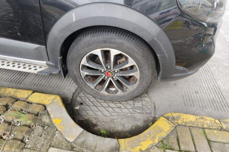 Used FORTHING Joyear X5 2015 1.6L Manual Luxury Model Right Front Wheel Hub