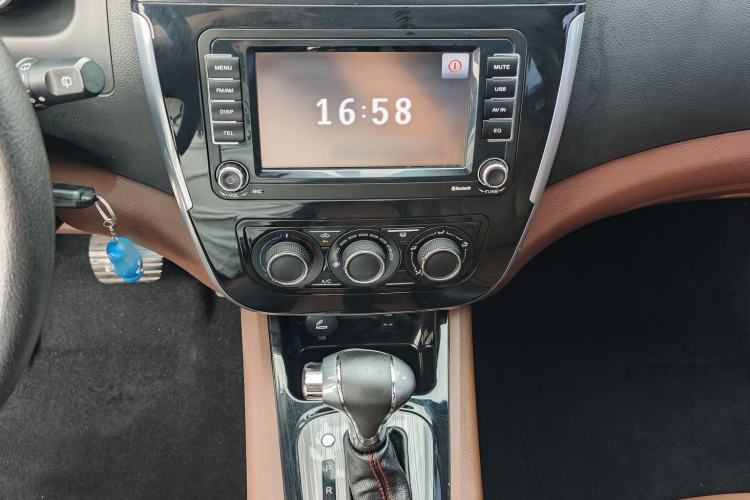 Used FORTHING Joyear X5 2016 1.6L CVT Luxury Model Interior 3