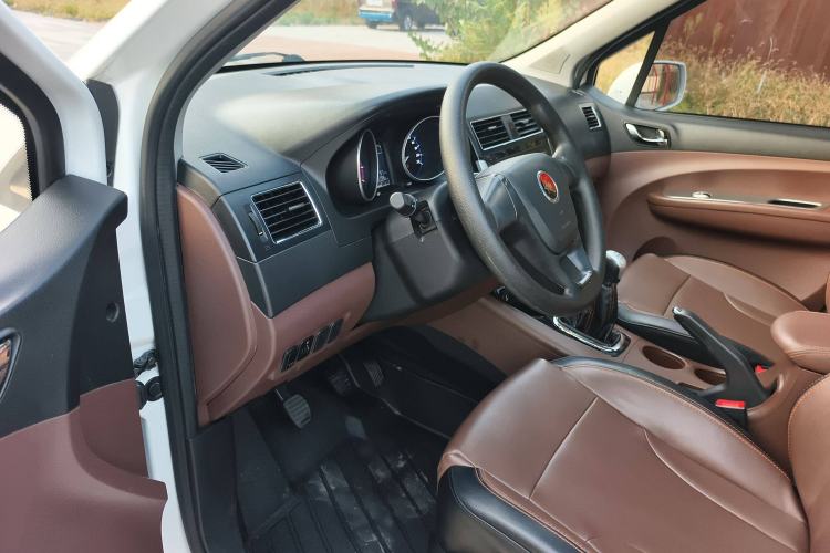 Used FORTHING Joyear X5 2016 1.6L Manual Luxury Edition Interior 2