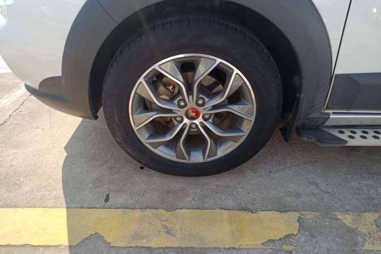 Used FORTHING Joyear X5 2016 1.6L Manual Luxury Edition Left Front Wheel Hub