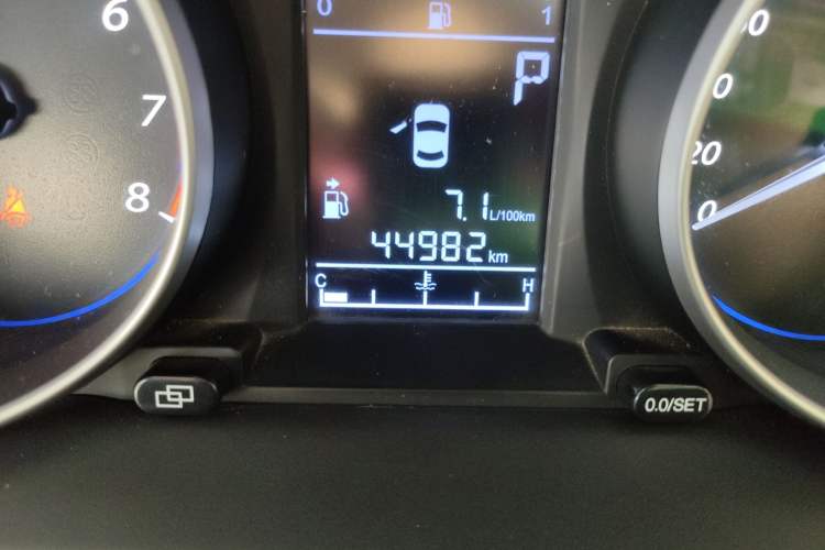 Used FORTHING Joyear X5 2016 1.6L CVT Luxury Model Odometer Close Up