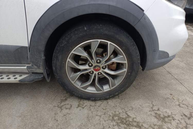 Used FORTHING Joyear X5 2016 1.6L Manual Luxury Edition Right Front Wheel Hub