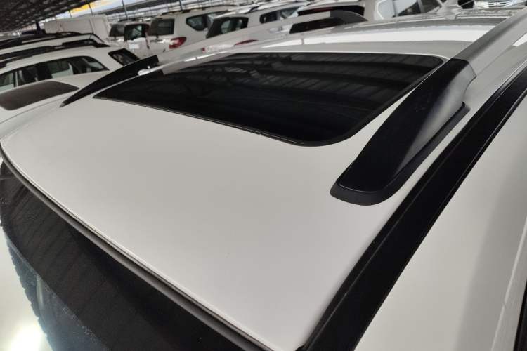 Used FORTHING Joyear X5 2016 1.6L CVT Luxury Model Roof