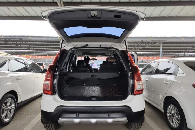 Used FORTHING Joyear X5 2016 1.6L CVT Luxury Model Trunk