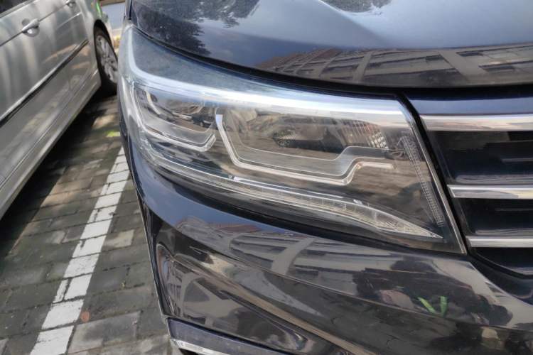 Used FORTHING Joyear X5 2017 Jingxiang Series 1.5T CVT Luxury Model Right Front Headlight