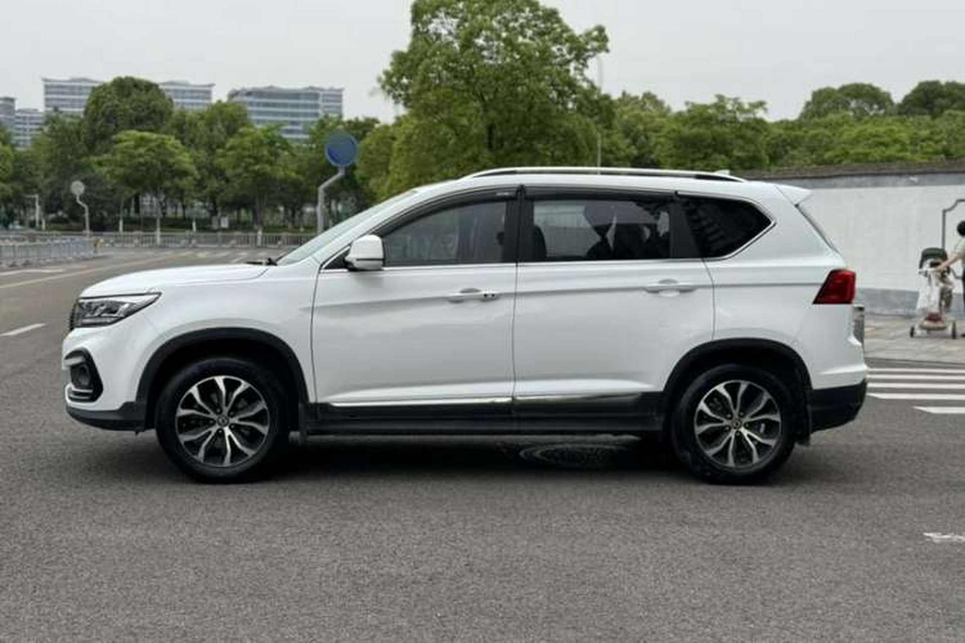 Used FORTHING Joyear X5 2017 1.6L CVT Luxury Model Exterior 2