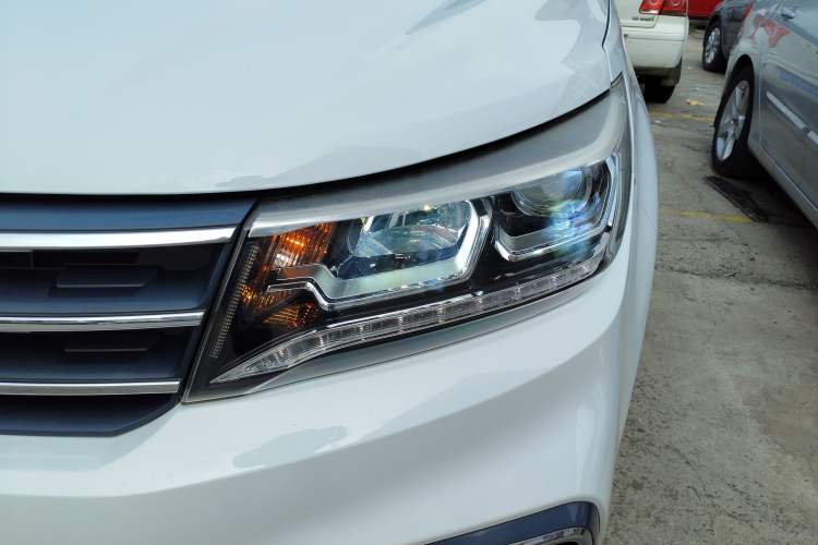 Used FORTHING Joyear X5 2017 Jingxiang Series 1.5T CVT Luxury Model Left Front Headlight