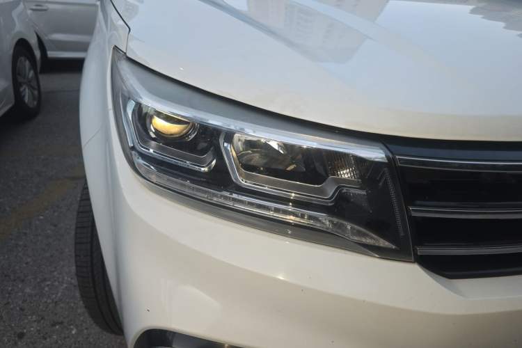 Used FORTHING Joyear X5 2017 Jingxiang Series 1.5T CVT Luxury Model Right Front Headlight