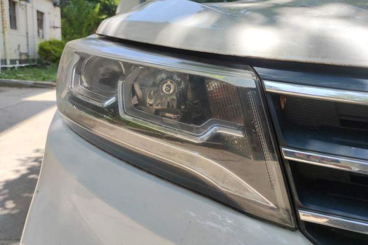 Used FORTHING Joyear X5 2017 Jingxiang Series 1.5T CVT Luxury Model Right Front Headlight