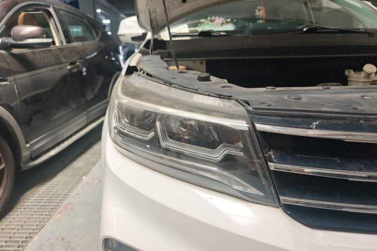 Used FORTHING Joyear X5 2017 Jingxiang Series 1.5T CVT Luxury Model Right Front Headlight