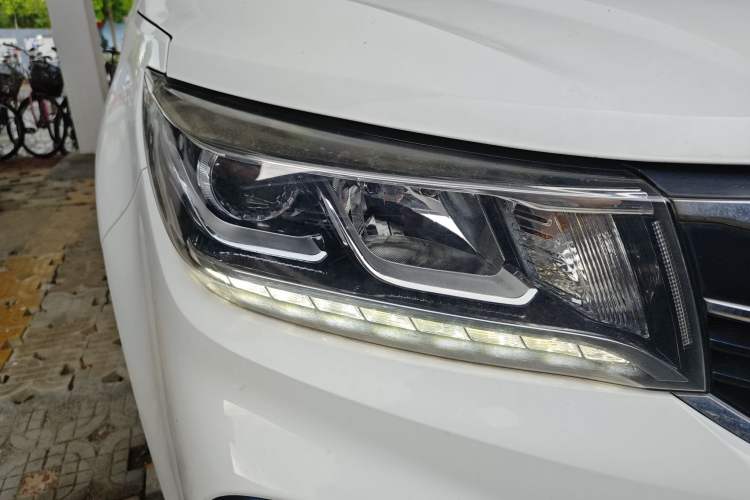 Used FORTHING Joyear X5 2017 Enjoy Series 1.6L CVT Luxury Model Right Front Headlight
