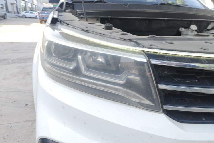 Used FORTHING Joyear X5 2017 Jingxiang Series 1.5T CVT Luxury Model Right Front Headlight